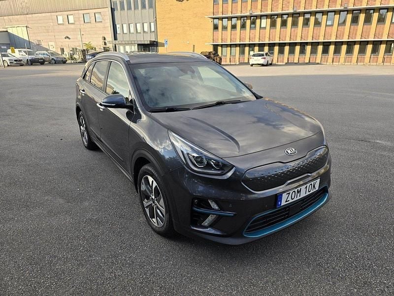 Grå Begagnad 2019 Kia e-Niro SUV | 188 000 kr (Marknadspris) - Bild 1/4