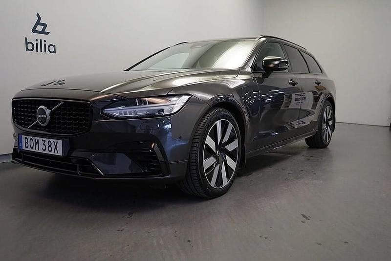 Grå Begagnad 2025 Volvo V90 Plus Kombi | 469 500 kr (Superpris) - Bild 1/3