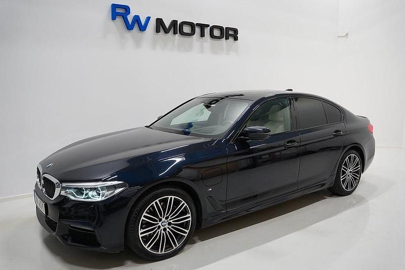Svart Begagnad 2020 BMW 530e M Sport Sedan | 329 900 kr (Bra pris) - Bild 1/4