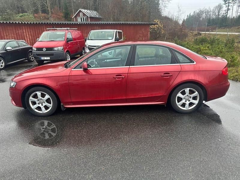 Begagnad Audi A4 136 HK (100 kW) 2011 Röd Sedan
