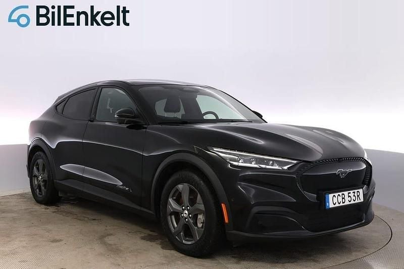 Svart Begagnad 2022 Ford Mustang Mach-E SUV | 319 900 kr (Superpris) - Bild 1/4