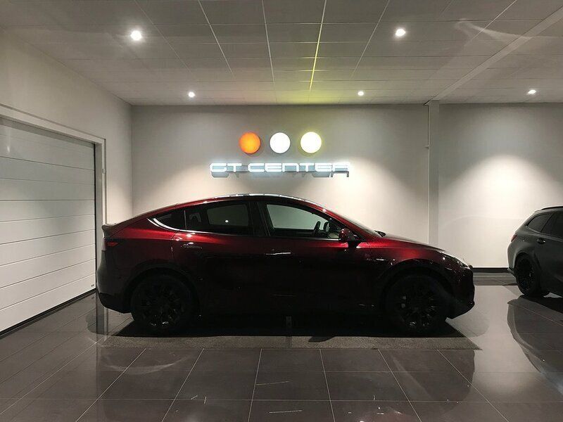 Röd Begagnad 2023 Tesla Model Y Standard Range SUV | 379 900 kr (Marknadspris) - Bild 1/4