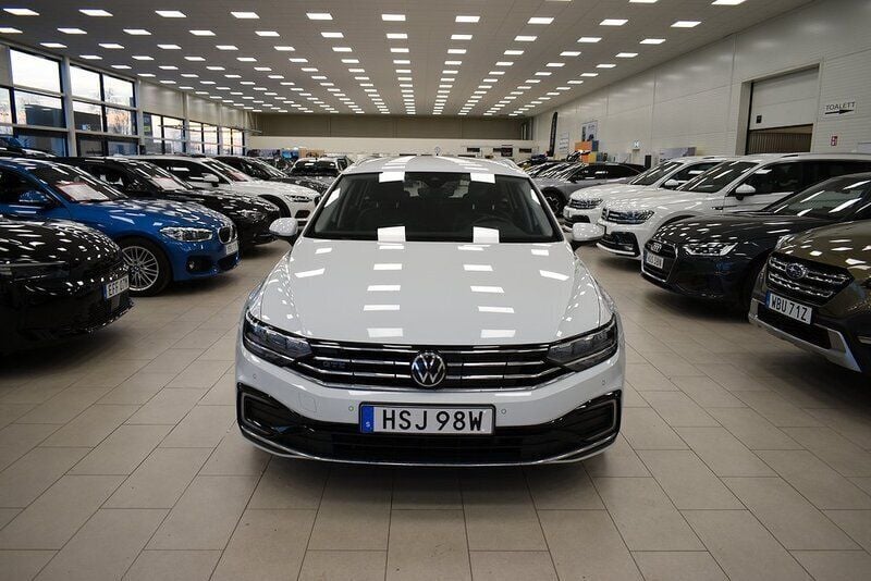 Vit Begagnad 2022 VW Passat GTE Kombi | 279 900 kr (Marknadspris) - Bild 1/4