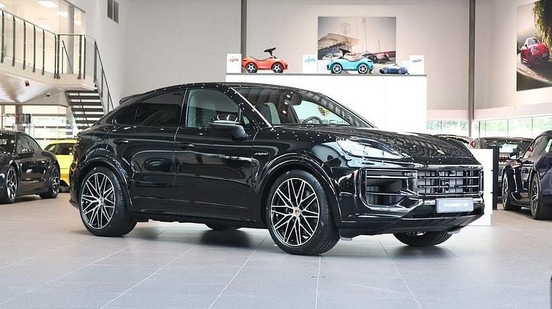 Svart Ny 2025 Porsche Cayenne SUV | 1 449 800 kr (Superpris) - Bild 1/4