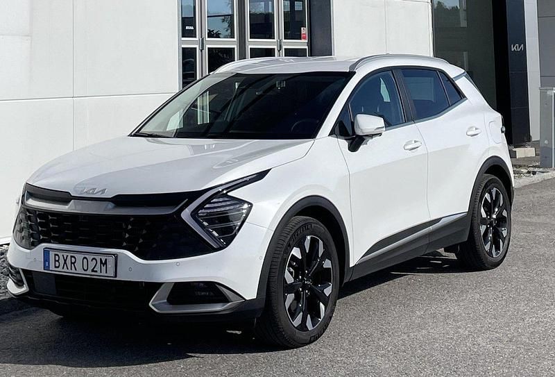 Vit Begagnad 2023 Kia Sportage Advance SUV | 365 000 kr (Marknadspris) - Bild 1/2