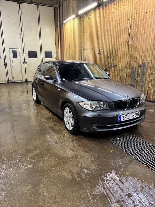 Grå Begagnad 2008 BMW 118 Advantage Halvkombi | 50 000 kr (Marknadspris) - Bild 1/4