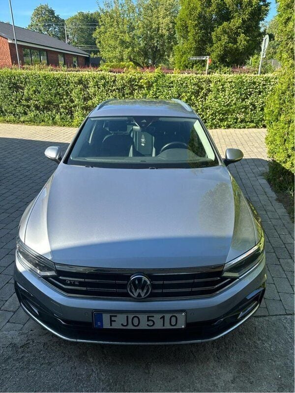 Silver Begagnad 2020 VW Passat GTE Kombi | 182 000 kr (Bra pris) - Bild 1/4