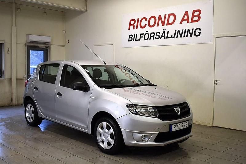 Silver Begagnad 2014 Dacia Sandero Halvkombi | 69 900 kr (Marknadspris) - Bild 1/4