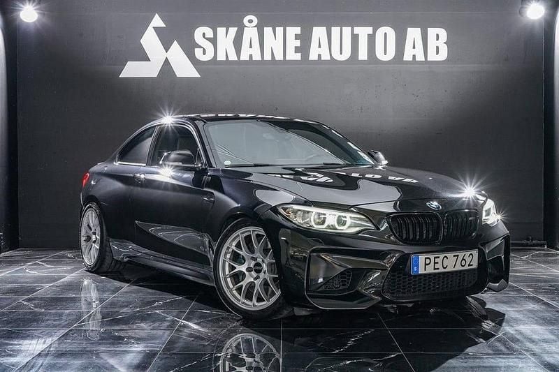 Svart Begagnad 2017 BMW M2 Sportkupé | 469 900 kr (Marknadspris) - Bild 1/4