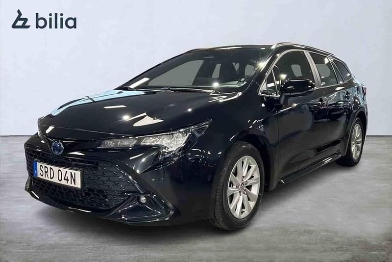 Svart Begagnad 2025 Toyota Corolla Kombi | 309 800 kr (Marknadspris) - Bild 1/1