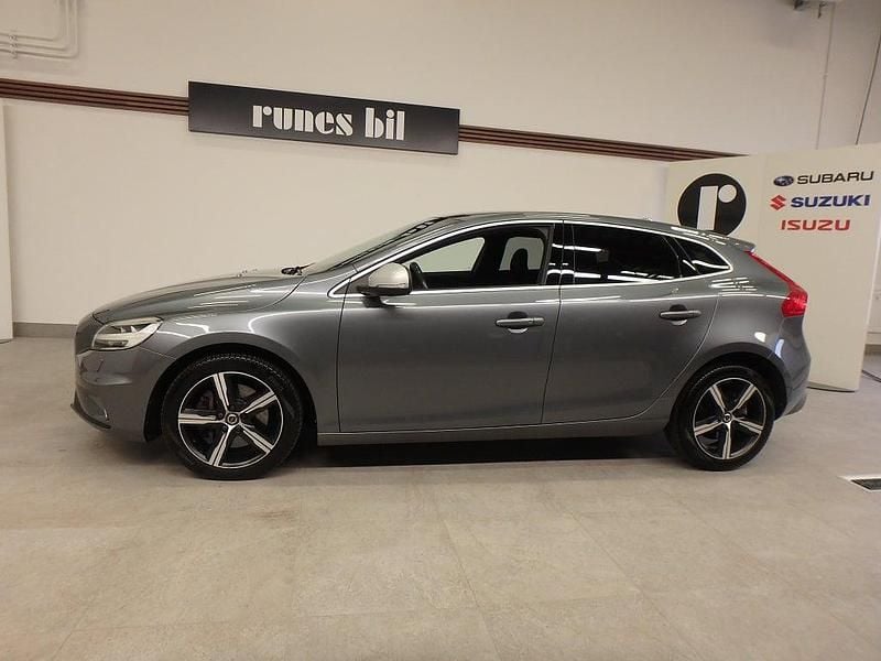 Begagnad Volvo V40 R-Design 120 HK (88 kW) 2017 Gråmetallic Halvkombi