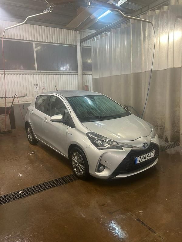 Begagnad Toyota Yaris Hybrid 101 HK (74 kW) 2018 Silver