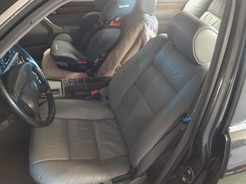 Begagnad BMW 730 218 HK (160 kW) 1993 Diamantsvart metallic Sedan