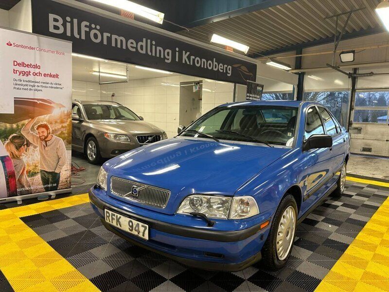 Ljusblå Begagnad 1999 Volvo S40 Sedan | 33 990 kr - Bild 1/4