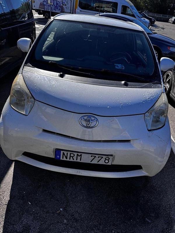 Vit Begagnad 2009 Toyota iQ Halvkombi | 29 000 kr (Marknadspris) - Bild 1/4