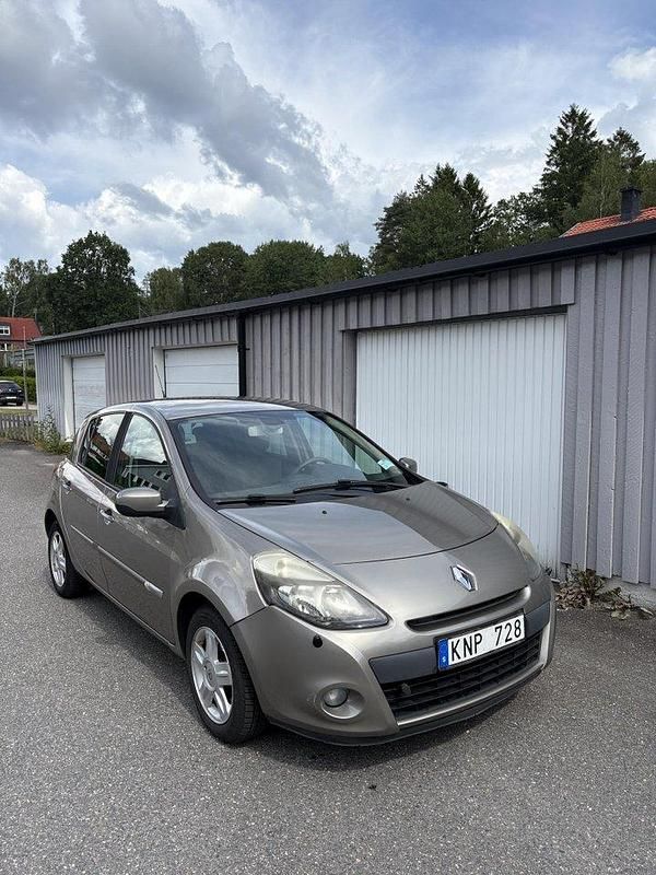 Brun Begagnad 2010 Renault Clio R.S. Halvkombi | 35 000 kr (Marknadspris) - Bild 1/4