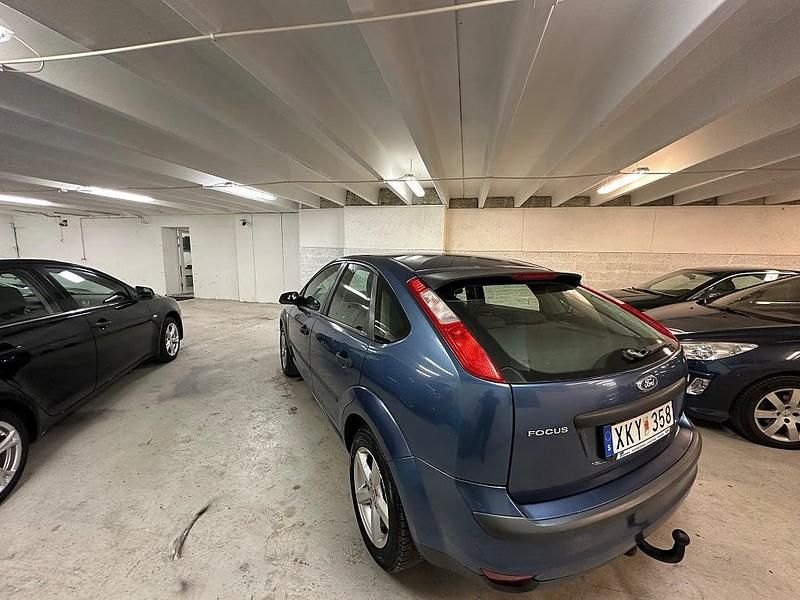 Begagnad Ford Focus 125 HK (91 kW) 2005 Blå Halvkombi