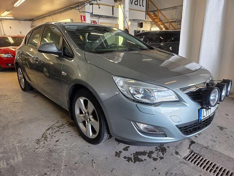 Grå Begagnad 2011 Opel Astra Enjoy Halvkombi | 49 900 kr (Marknadspris) - Bild 1/4