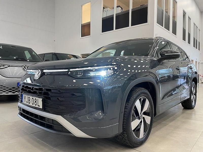 Grå Begagnad 2024 VW Tayron Life SUV | 479 800 kr (Marknadspris) - Bild 1/4