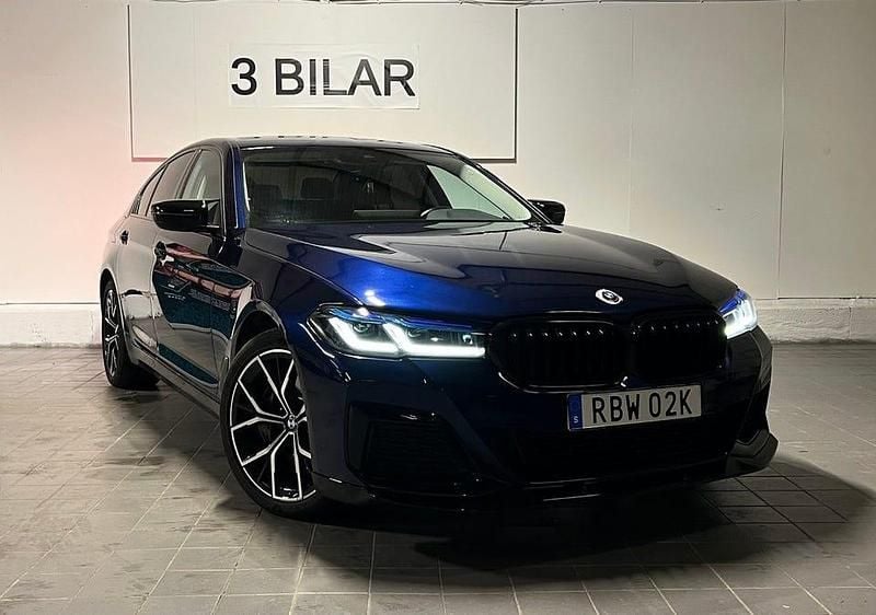 Blå Begagnad 2022 BMW 530 M Sport Sedan | 499 900 kr - Bild 1/4
