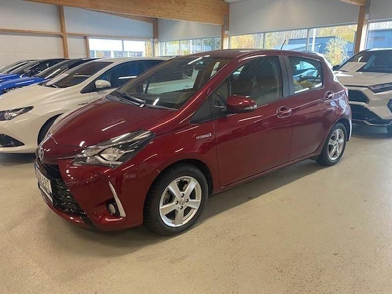 Röd Begagnad 2020 Toyota Yaris Hybrid Halvkombi | 189 900 kr (Marknadspris) - Bild 1/2