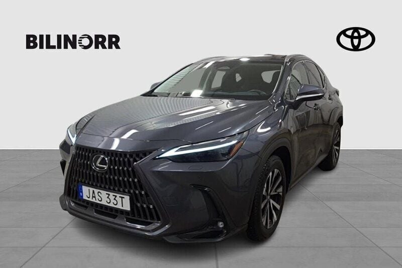 Grå Begagnad 2023 Lexus NX450h+ Executive Line SUV | 569 900 kr (Bra pris) - Bild 1/4
