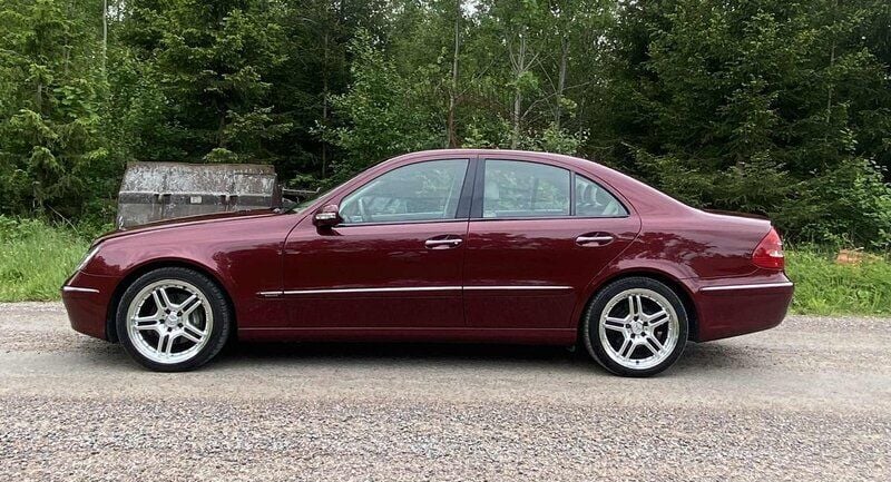 Röd Begagnad 2004 Mercedes E320 Sedan | 85 000 kr (Dyr) - Bild 1/4