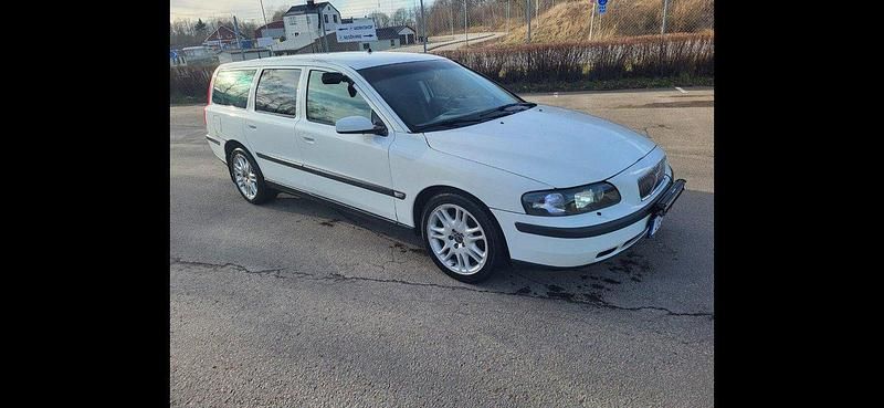 Vit Begagnad 2004 Volvo V70 Kombi | 25 000 kr (Marknadspris) - Bild 1/4