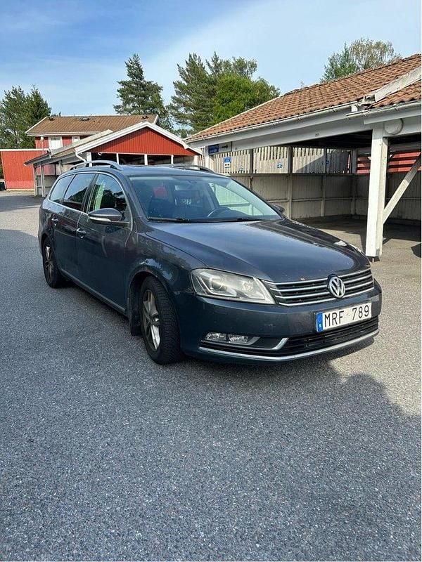 Grå Begagnad 2011 VW Passat Kombi | 35 000 kr (Superpris) - Bild 1/4