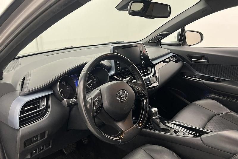 Grå Begagnad 2020 Toyota C-HR SUV | 239 900 kr - Bild 1/2