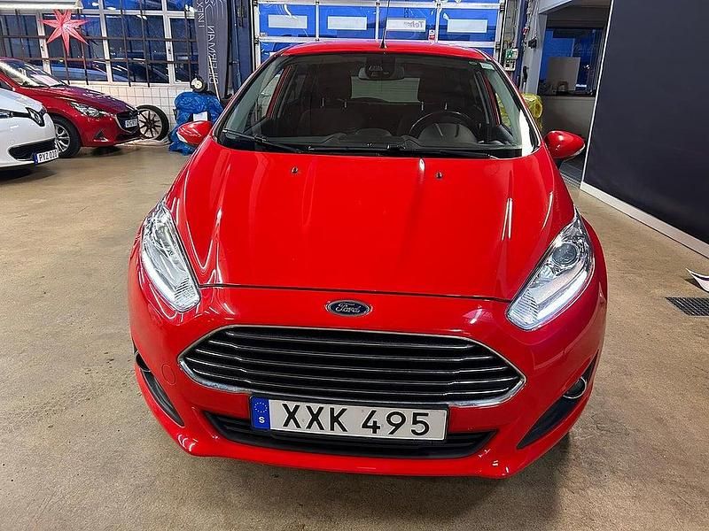 Röd Begagnad 2015 Ford Fiesta Titanium Halvkombi | 48 000 kr (Marknadspris) - Bild 1/4