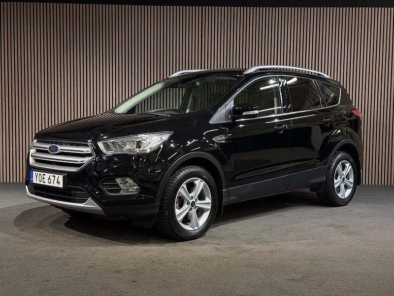 Svart Begagnad 2018 Ford Kuga Titanium SUV | 147 900 kr (Marknadspris) - Bild 1/4