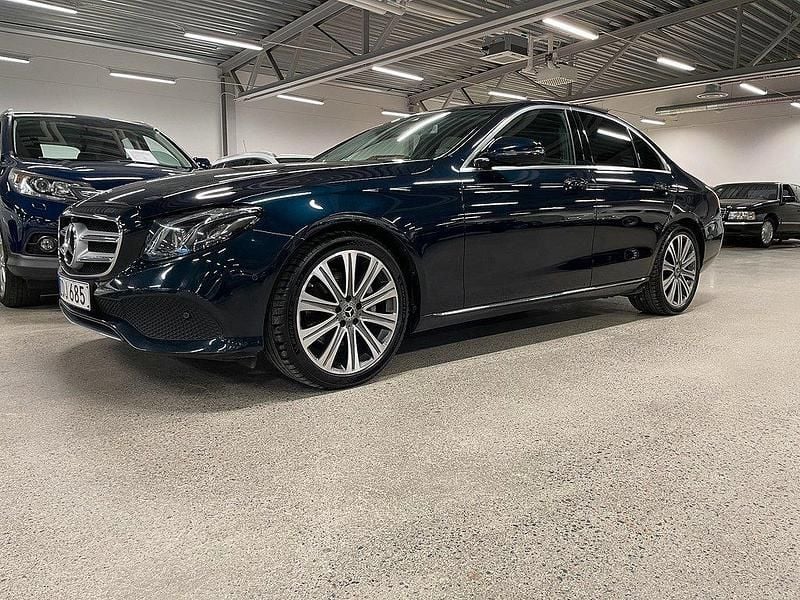 Mörkgrön Begagnad 2017 Mercedes E220 Sedan | 299 900 kr (Bra pris) - Bild 1/4