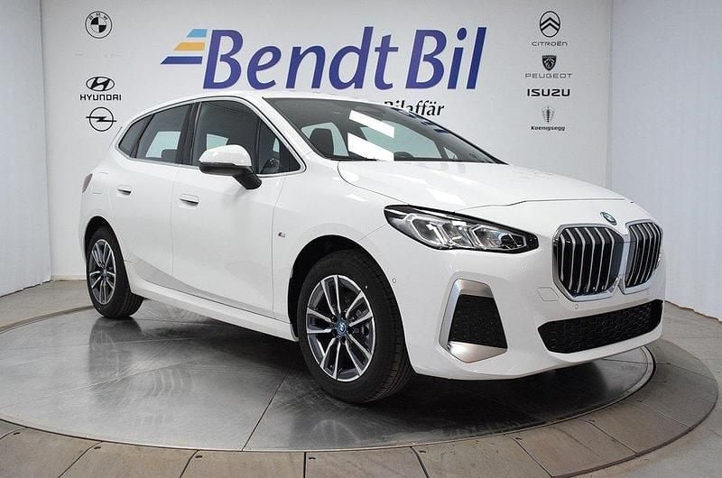 Alpine white Ny 2025 BMW 225 M Sport Halvkombi | 479 500 kr (Marknadspris) - Bild 1/3