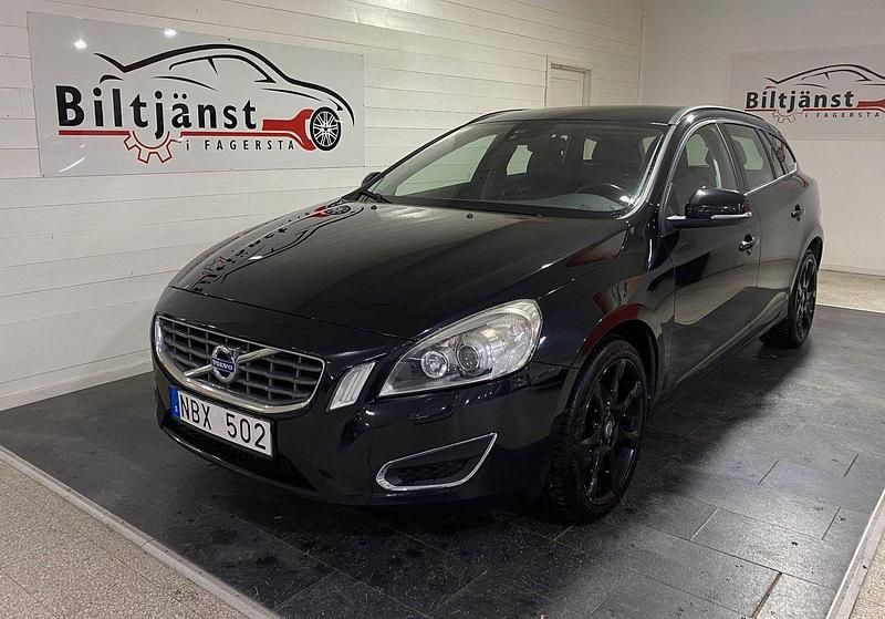 Svart Begagnad 2012 Volvo V60 Momentum Kombi | 109 900 kr (Marknadspris) - Bild 1/4