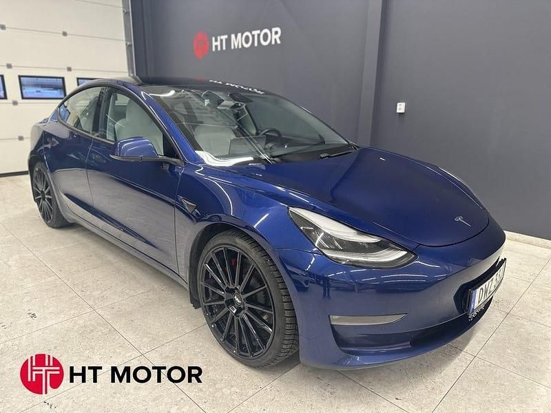 Blå Begagnad 2020 Tesla Model 3 Performance Sedan | 264 800 kr (Marknadspris) - Bild 1/4