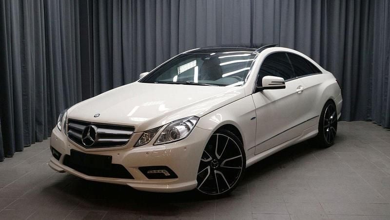 Vit Begagnad 2010 Mercedes E220 AMG Sportkupé | 159 000 kr (Dyr) - Bild 1/4