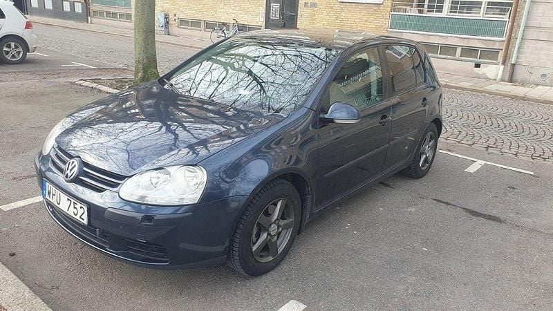 Grå Begagnad 2005 VW Golf IV Halvkombi | 29 000 kr (Marknadspris) - Bild 1/4