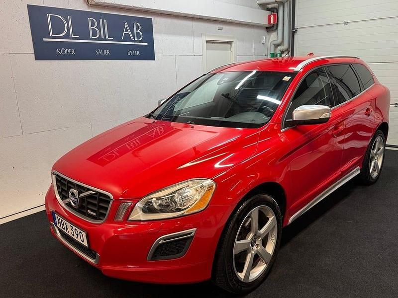 Röd Begagnad 2013 Volvo XC60 R-Design SUV | 139 800 kr (Marknadspris) - Bild 1/4