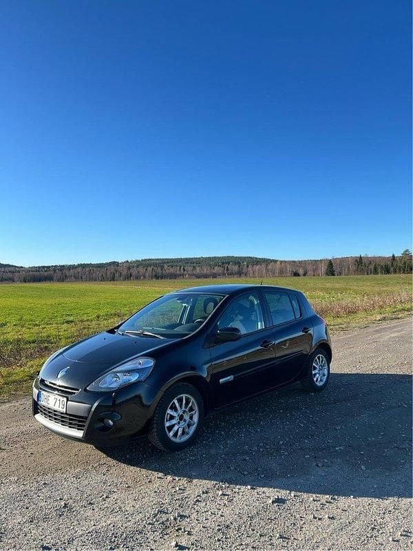 Svart Begagnad 2012 Renault Clio R.S. Halvkombi | 44 000 kr (Marknadspris) - Bild 1/2