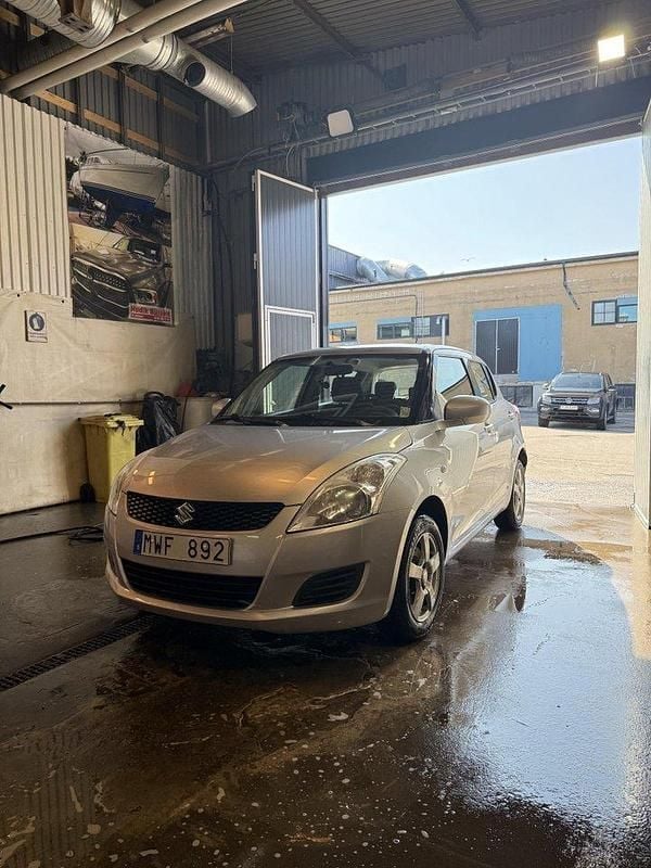 Silver Begagnad 2012 Suzuki Swift Halvkombi | 59 000 kr (Marknadspris) - Bild 1/4