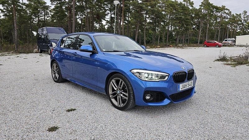 Blå Begagnad 2019 BMW 118 M Sport Halvkombi | 185 000 kr (Marknadspris) - Bild 1/4