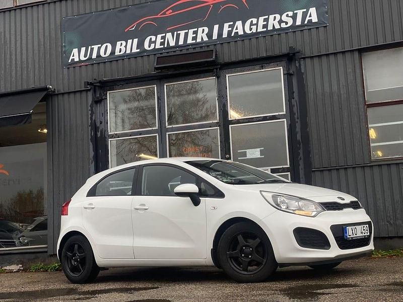 Vit Begagnad 2011 Kia Rio Halvkombi | 49 900 kr (Marknadspris) - Bild 1/4