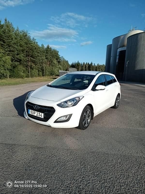 Vit Begagnad 2015 Hyundai i30 Comfort Kombi | 120 000 kr (Marknadspris) - Bild 1/4