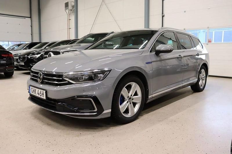 Grå Begagnad 2023 VW Passat GTE Kombi | 374 800 kr (Lite dyr) - Bild 1/4
