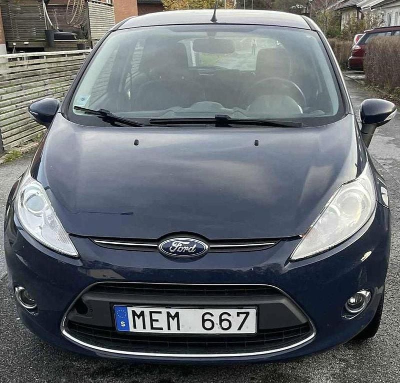 Blå Begagnad 2012 Ford Fiesta Titanium Halvkombi | 45 000 kr (Marknadspris) - Bild 1/4