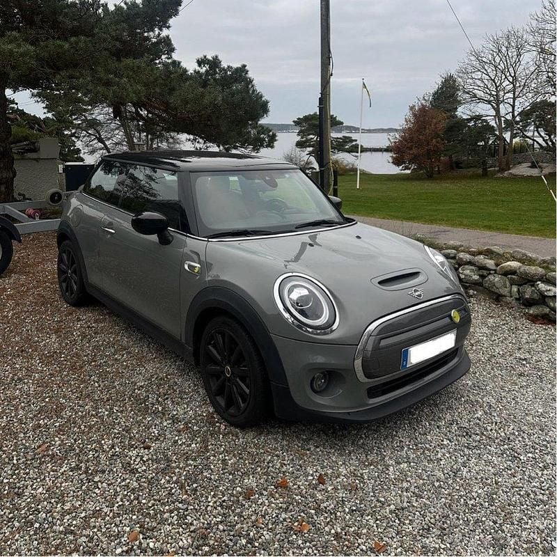 Grå Begagnad 2021 Mini Cooper SE Halvkombi | 179 000 kr (Marknadspris) - Bild 1/4