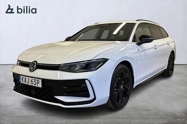 Vit Begagnad 2024 VW Passat R-line Kombi | 469 800 kr - Bild 1/4