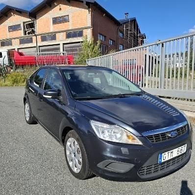 Grå Begagnad 2008 Ford Focus Trend Halvkombi | 34 500 kr (Lite dyr) - Bild 1/4