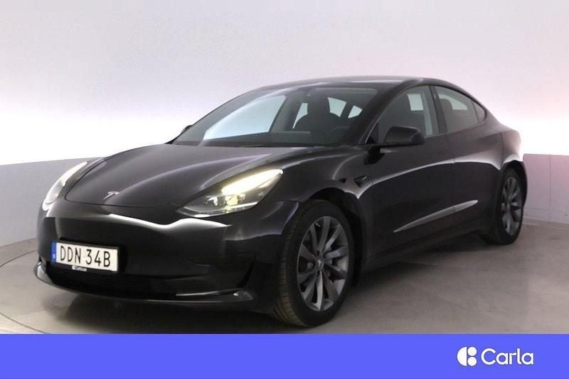 Svart Begagnad 2021 Tesla Model 3 Standard Range Plus Sedan | 286 900 kr (Marknadspris) - Bild 1/4